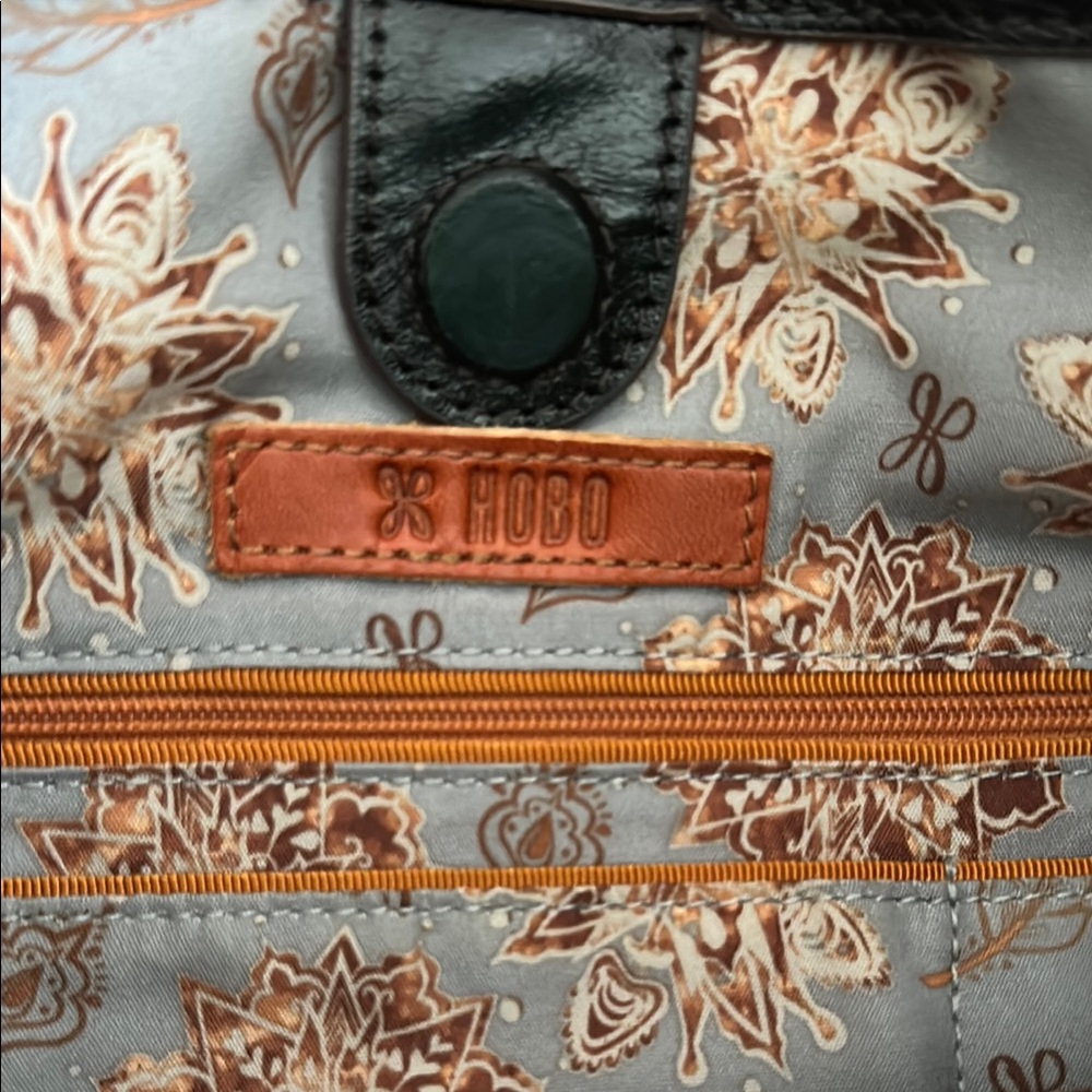 Hobo Black and Tan Shoulder Bag with Spacious Design - Picture 2 of 6